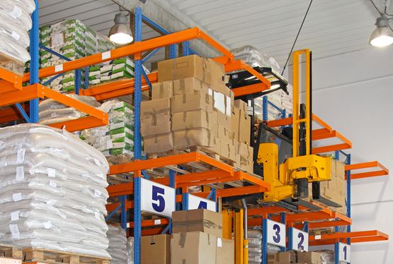 Logistik & Distribution © Baloncici/shutterstock.com